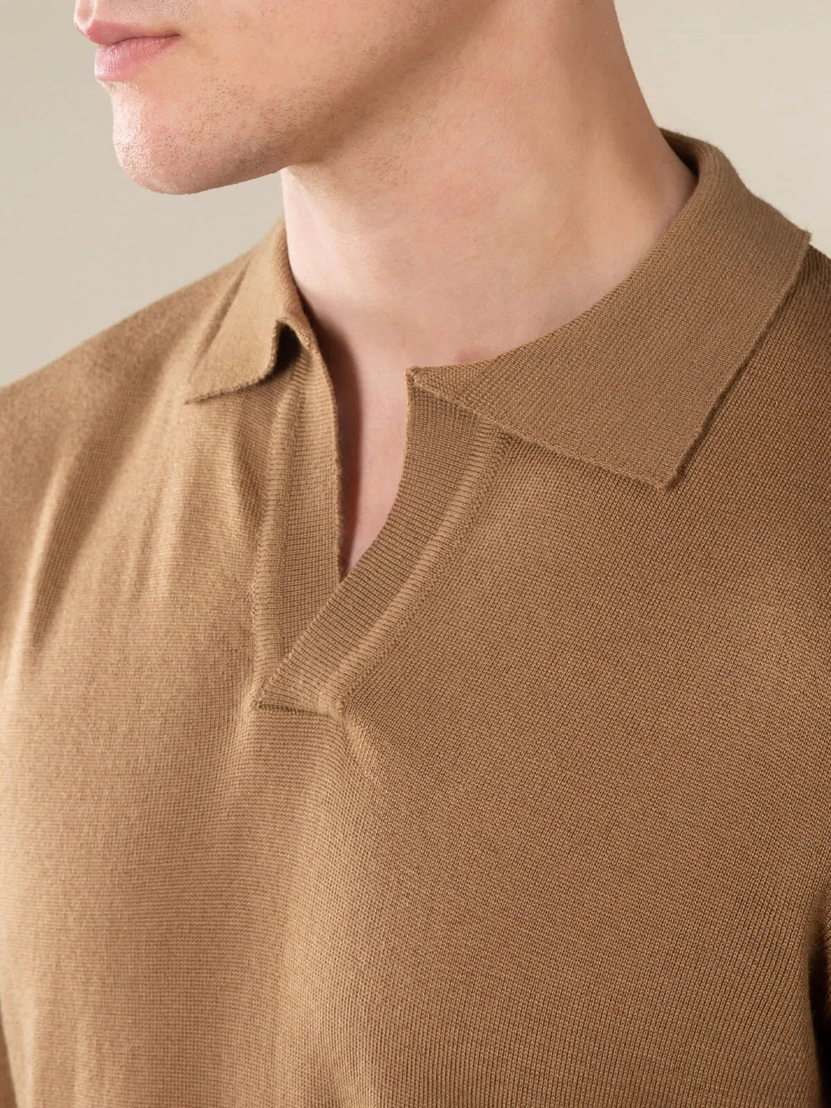 Extrafine Merino Buttonless Polo Caramel